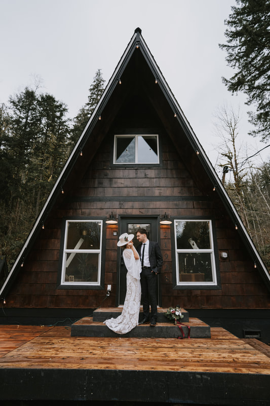 couple in front of pnw cascade cabins