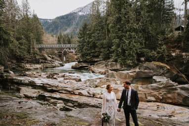 couple eloping in the pnw