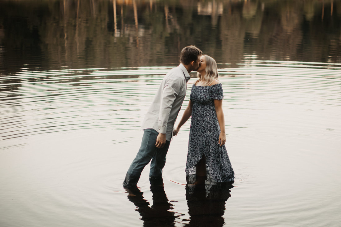kissing in the lake in snohomish wa