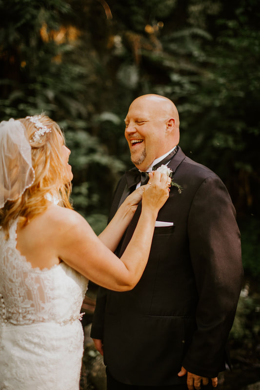 Elopement Photographer captures bride and groom