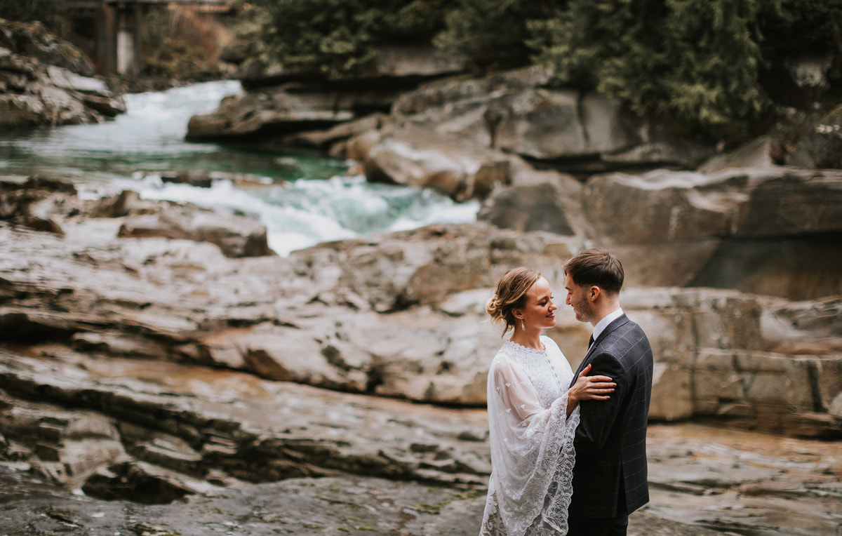 bride and groom pictures in the PNW